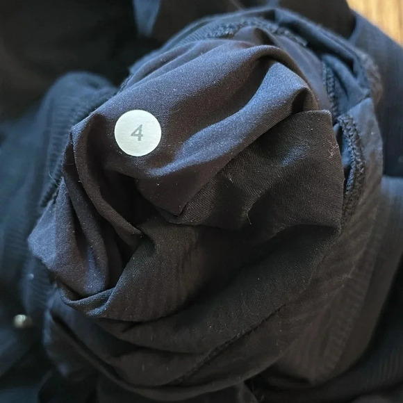 Lululemon sz 4 black track pants 26” inseam pockets great pre owned condition - Picture 7 of 8